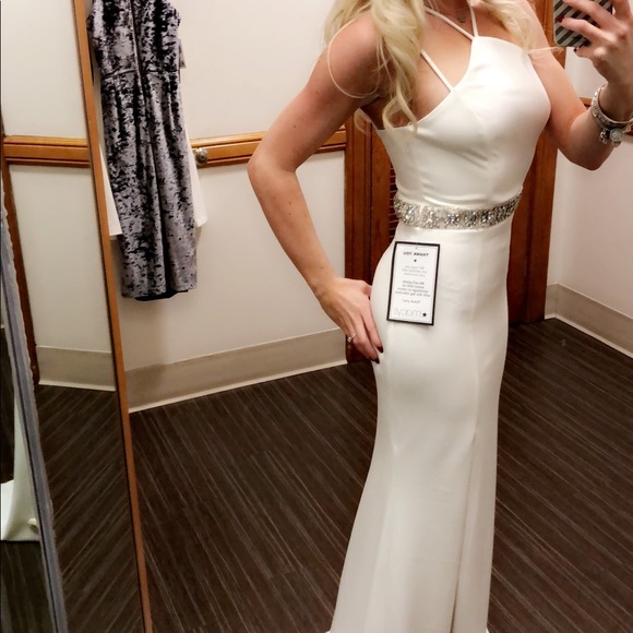 White gown - Picture 4 of 10